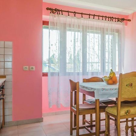 Cozy Apartment In Vrsar With Kitchen Extérieur photo