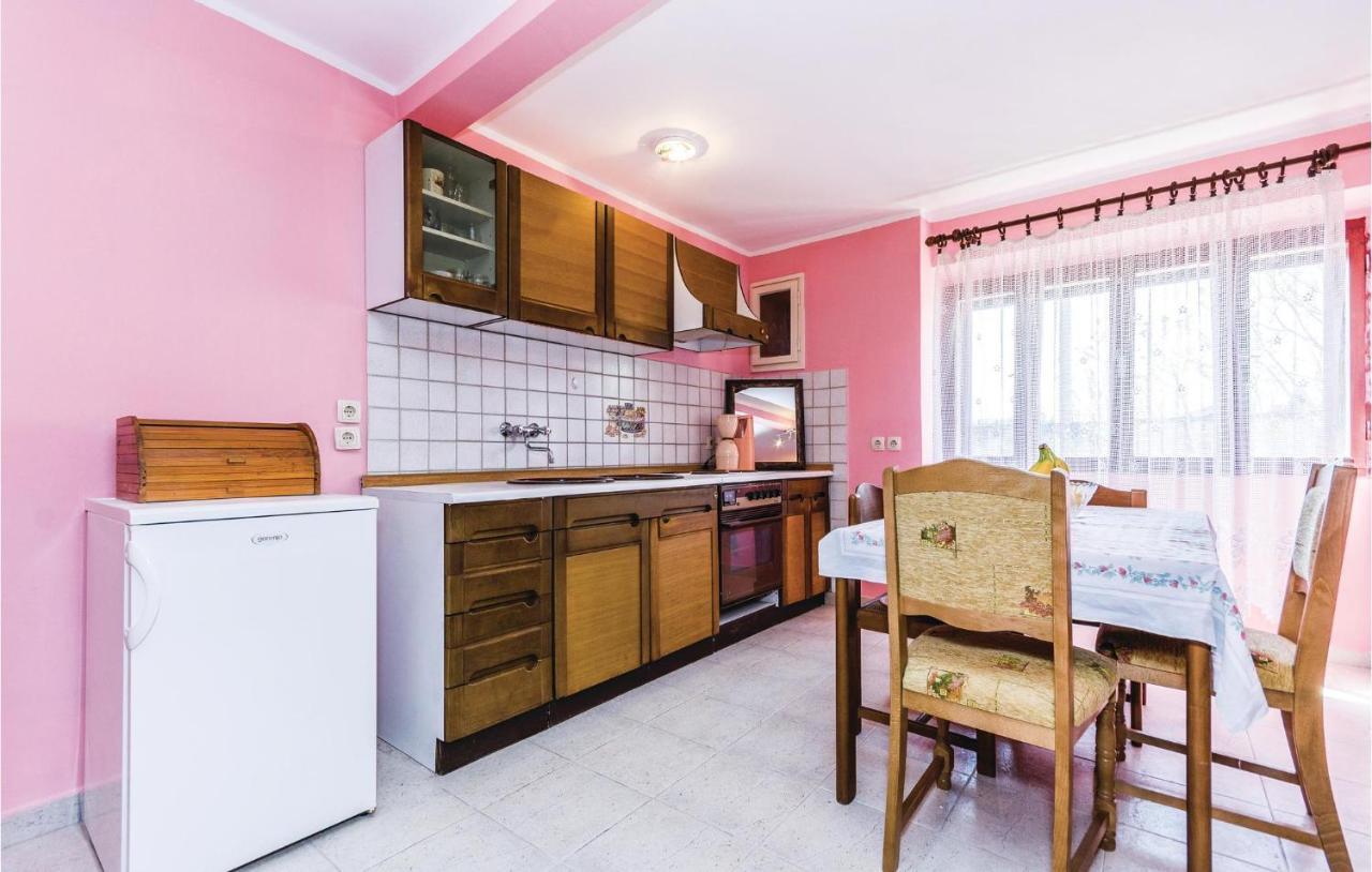 Cozy Apartment In Vrsar With Kitchen Extérieur photo