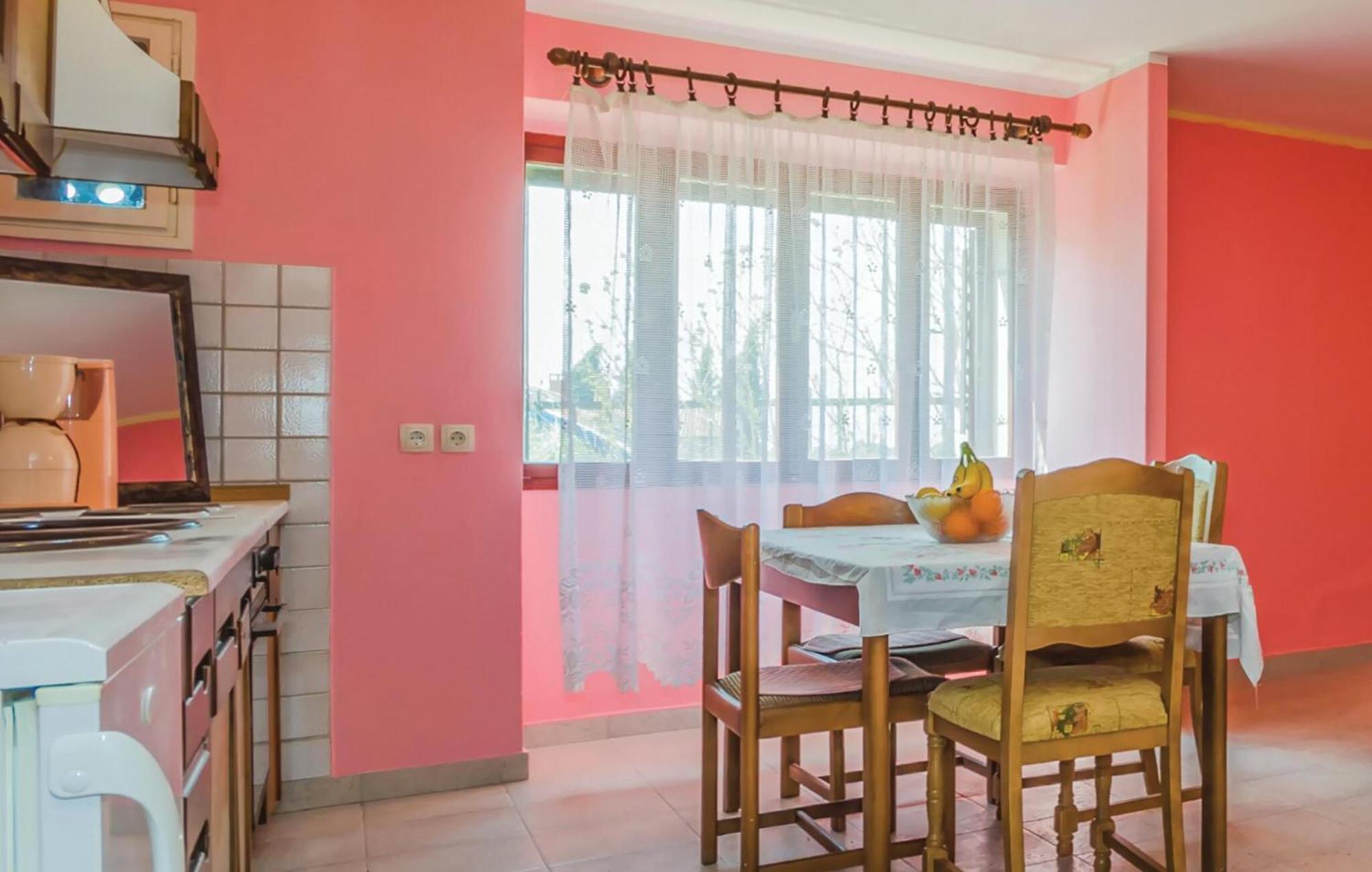 Cozy Apartment In Vrsar With Kitchen Extérieur photo